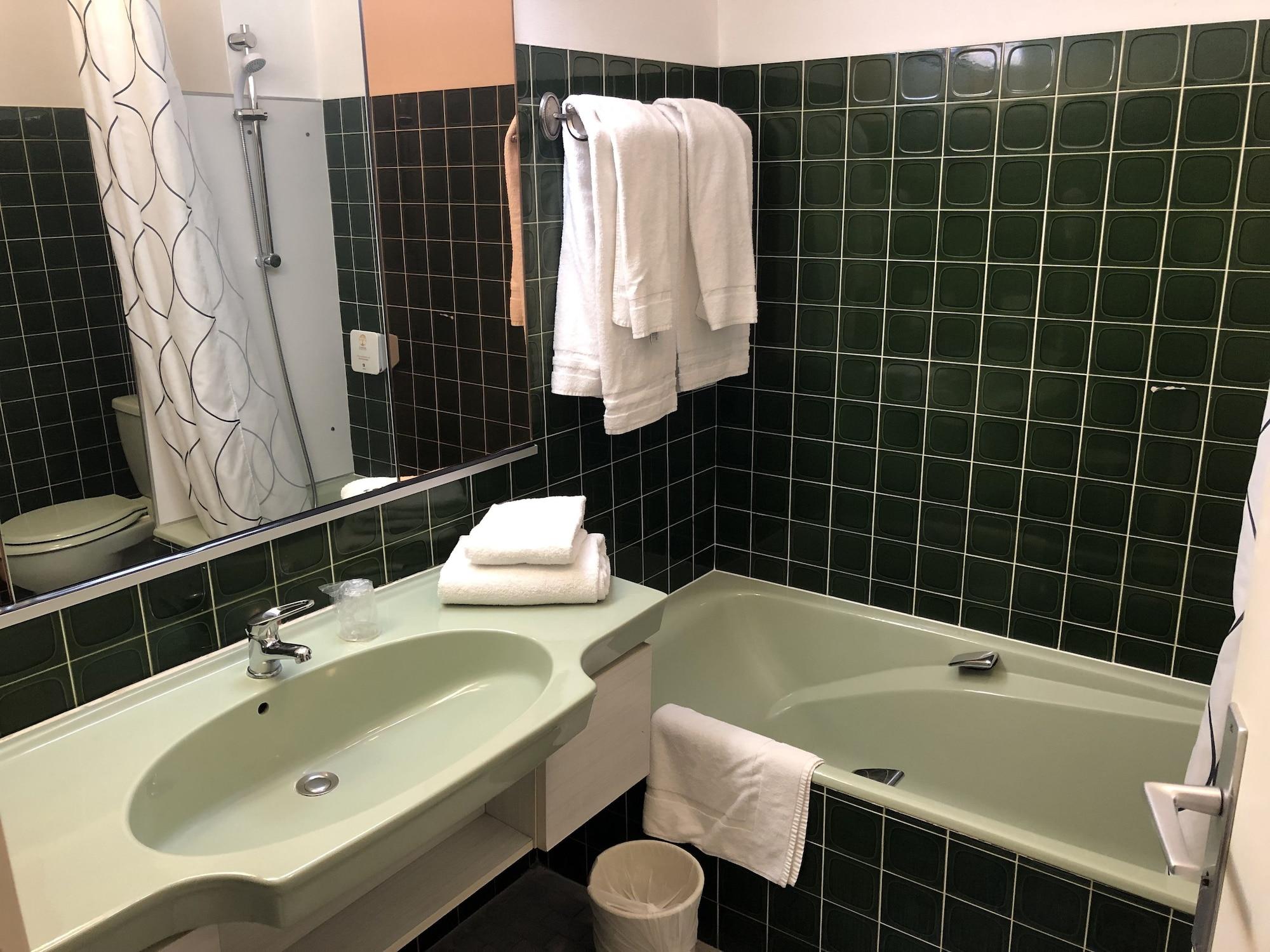 Adonis Lyon Est Hotel Artys Saint-Priest-en-Jarez Exteriör bild