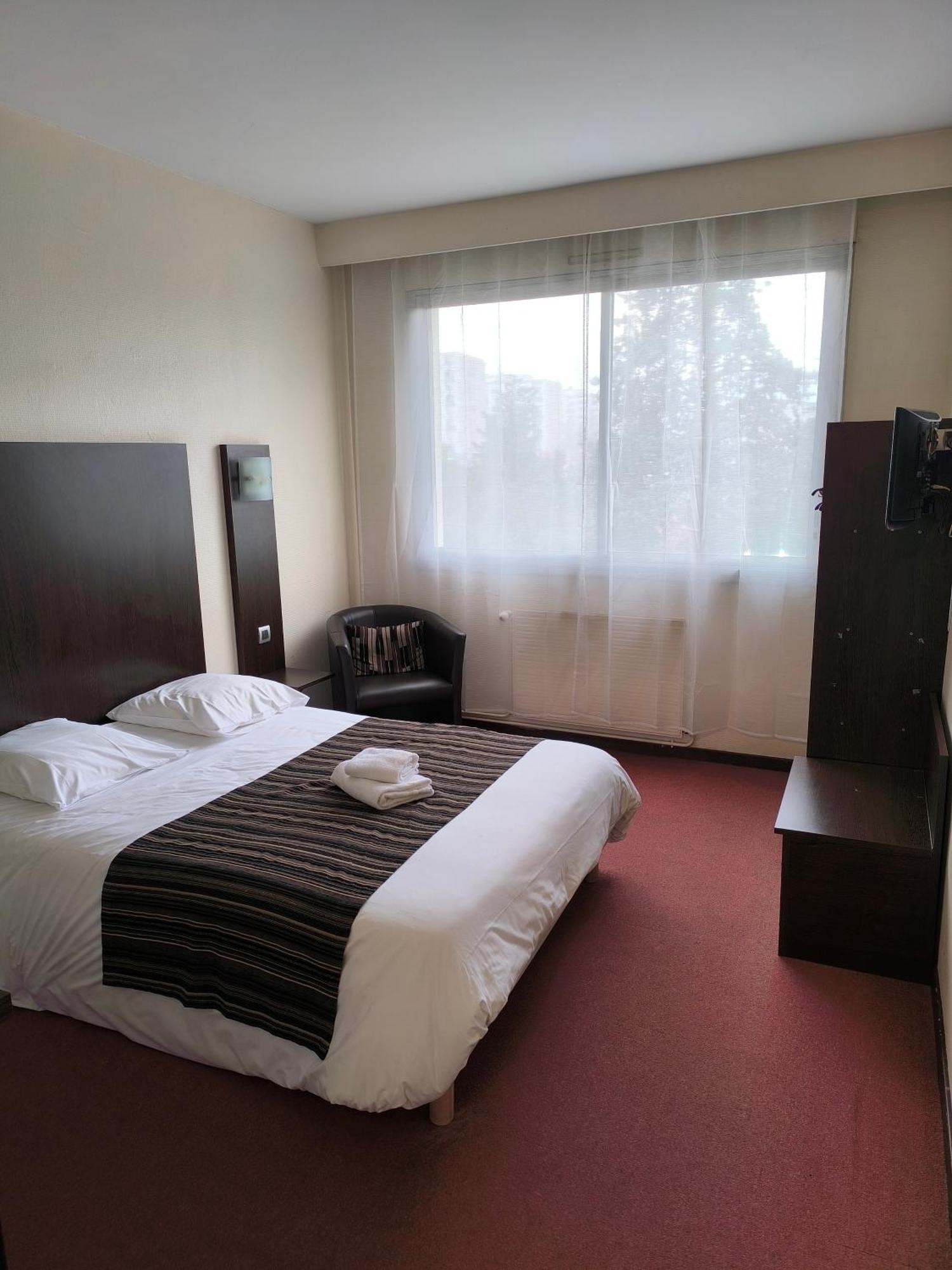 Adonis Lyon Est Hotel Artys Saint-Priest-en-Jarez Exteriör bild