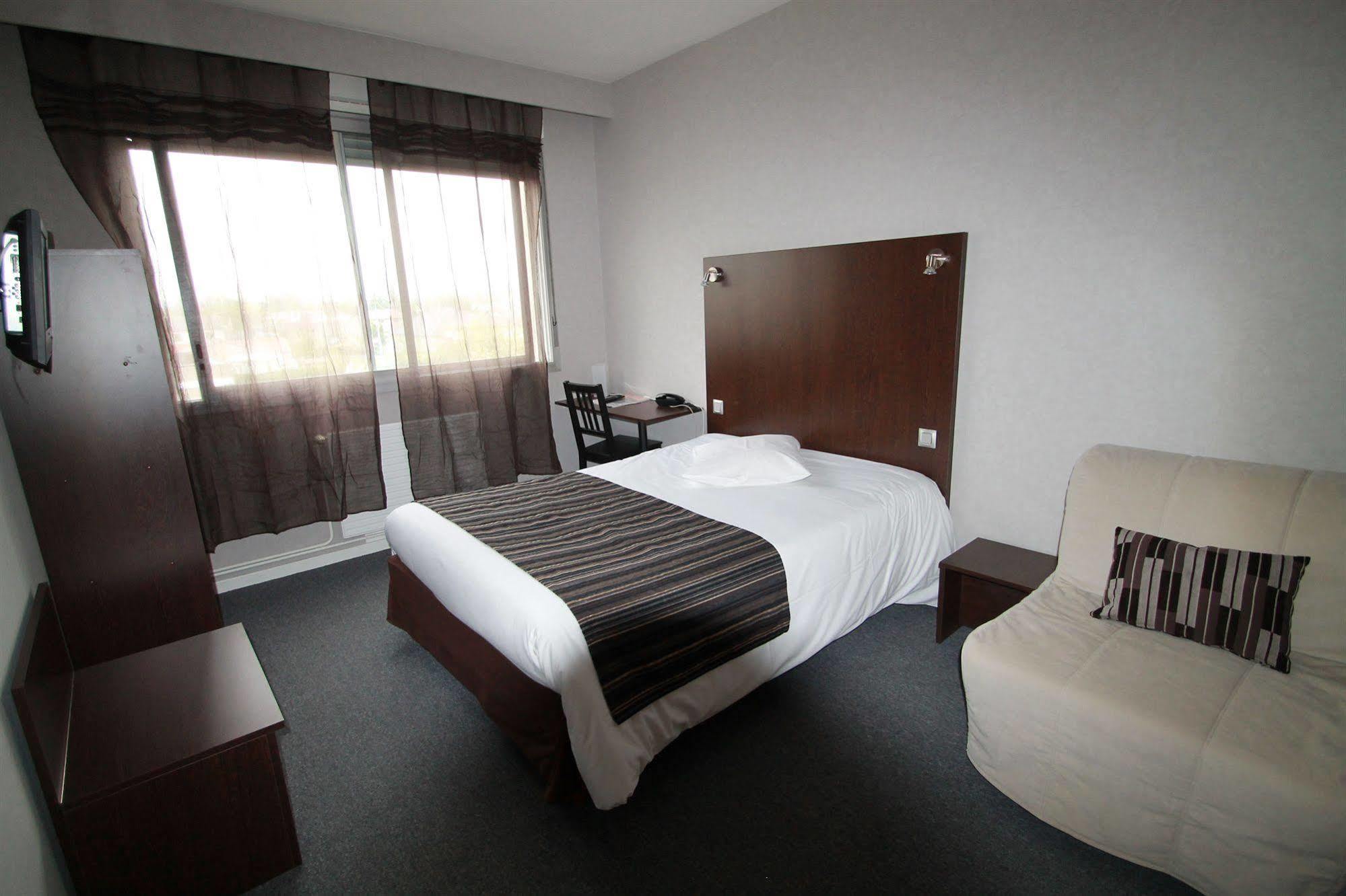 Adonis Lyon Est Hotel Artys Saint-Priest-en-Jarez Exteriör bild